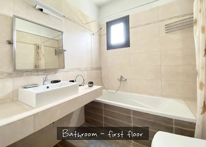 Aspri Petra Rachoni - 3 Bedrooms 7 Guests فيلة *