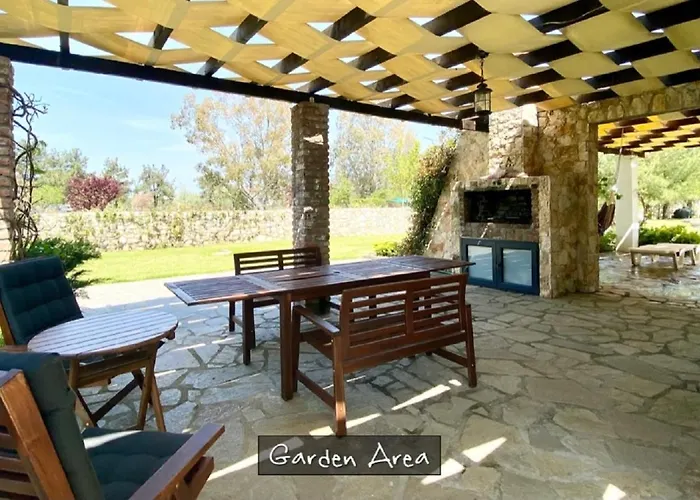 Aspri Petra Rachoni - 3 Bedrooms 7 Guests