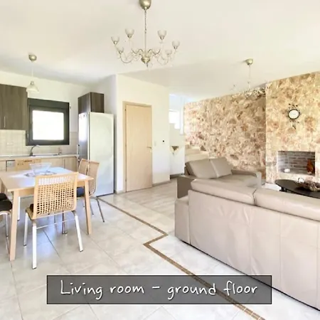 Aspri Petra Rachoni - 3 Bedrooms 7 Guests