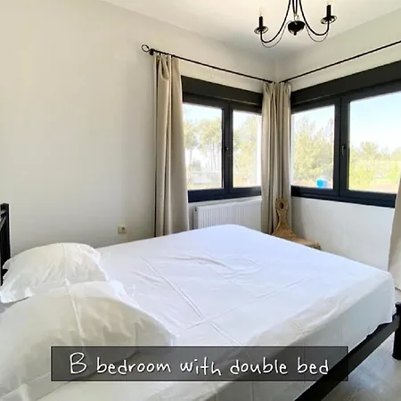 Villa Aspri Petra Rachoni - 3 Bedrooms 7 Guests *