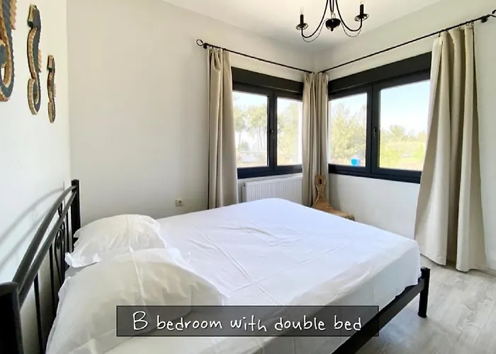 Villa Aspri Petra Rachoni - 3 Bedrooms 7 Guests *